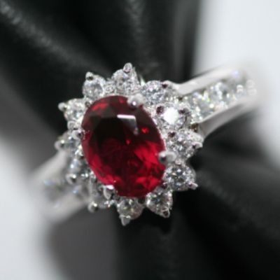 Anello con zircone rosso sale